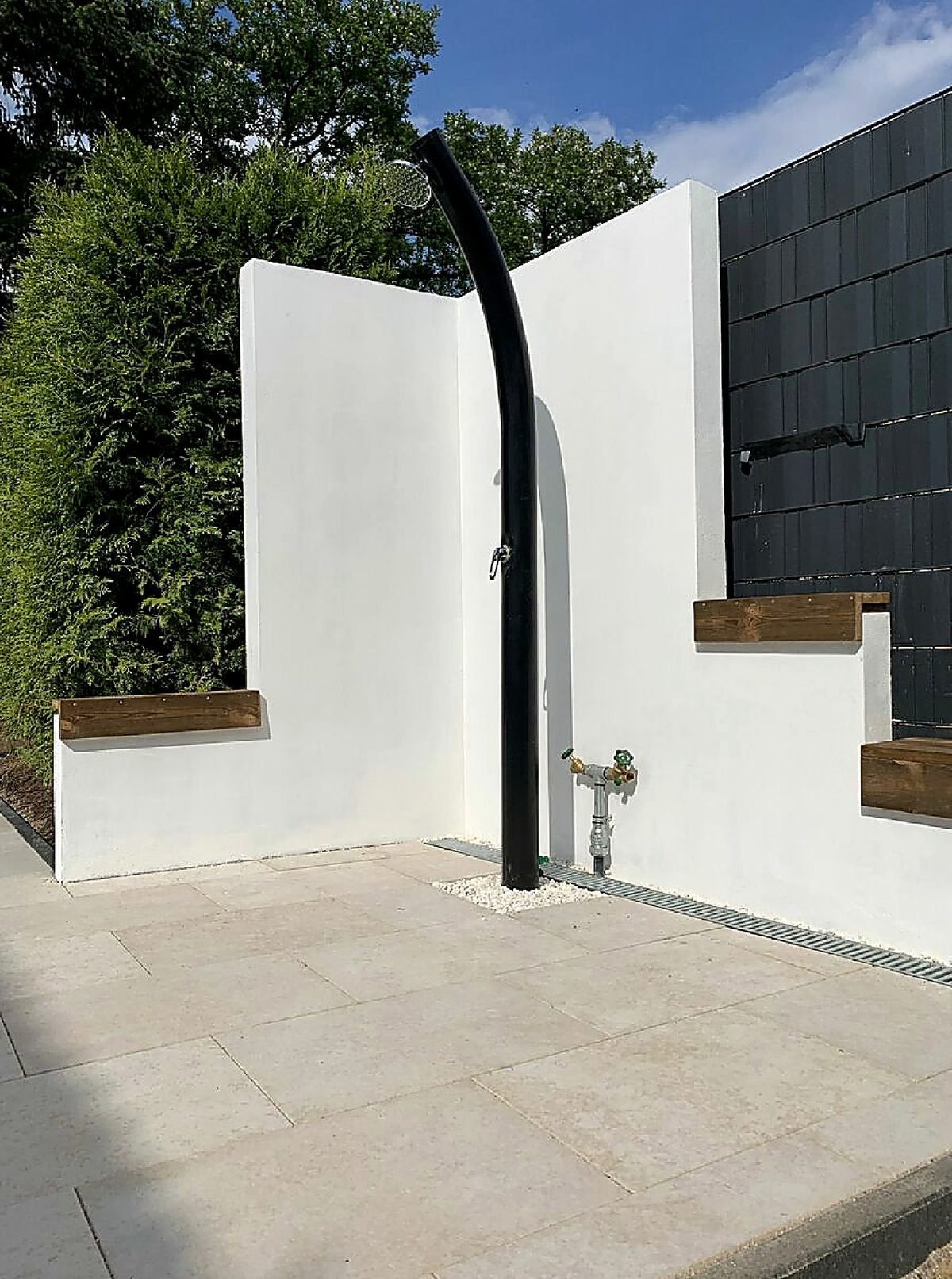 Moderne Outdoor-Dusche