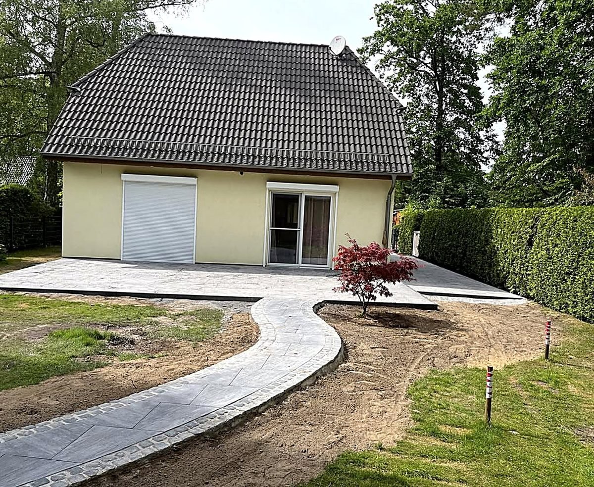 Geschwungener Gartenweg