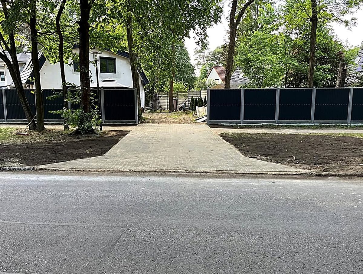 Einfahrt mit Toranlage